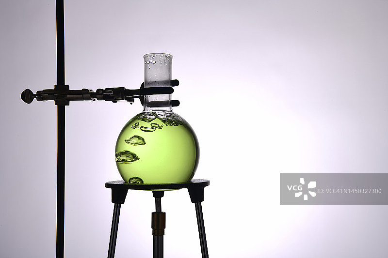 化学实验圆底烧瓶中沸腾的液体图片素材