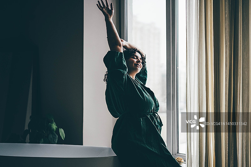 在浴室里放松的漂亮大码女人图片素材