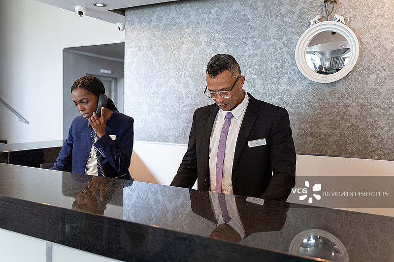 经理和接待员在酒店工作图片素材