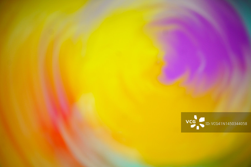 彩虹水彩画的旋转融合图片素材