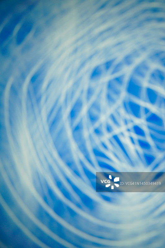 蓝色背景上的白色细绳抽象图案图片素材