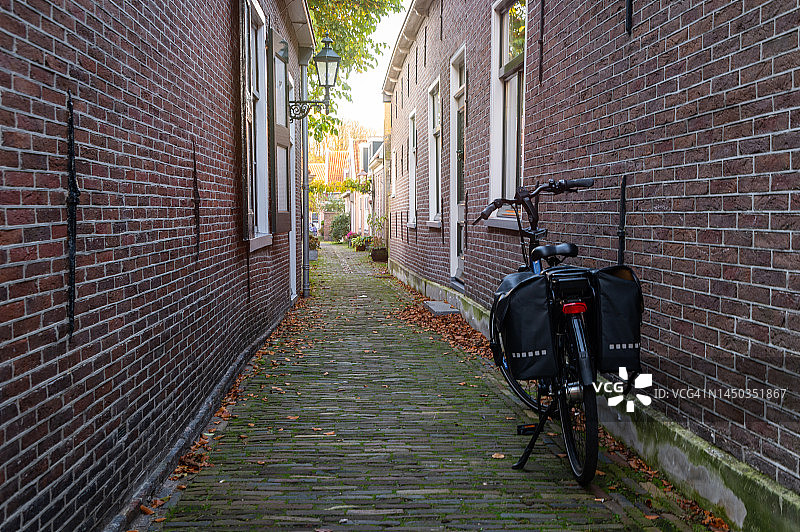 停放在狭窄小巷中的自行车图片素材