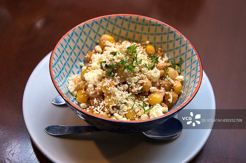 玉米穗（煮玉米配科蒂哈奶酪、墨西哥辣椒蛋黄酱和辣椒粉）图片素材