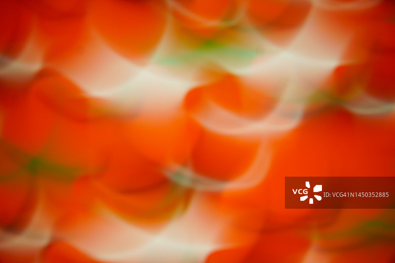 用长时间曝光技术拍摄的红色番茄，创造出充满活力的抽象效果图片素材