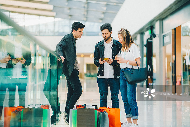 在购物中心的朋友们图片素材