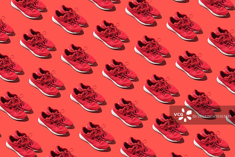 红色背景上的旧红色跑鞋图案：运动、马拉松概念图片素材