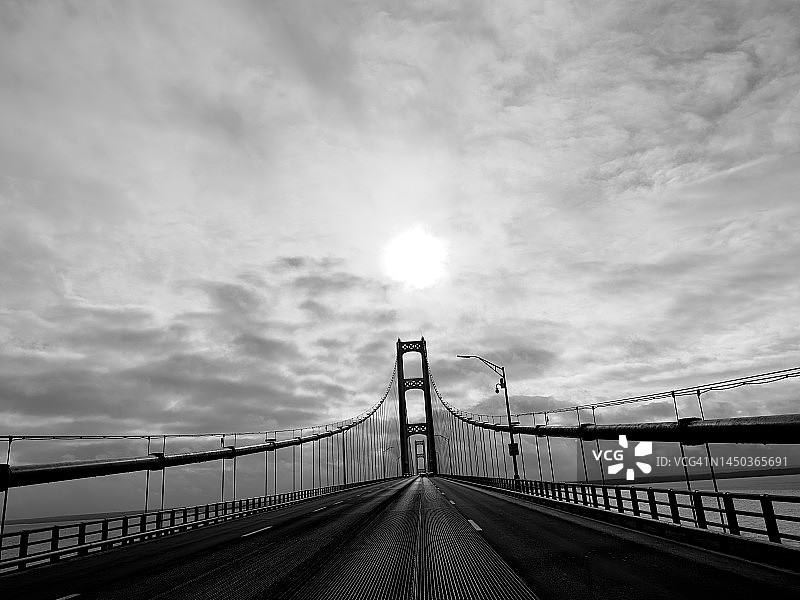 跨越麦基诺桥，向南行驶图片素材