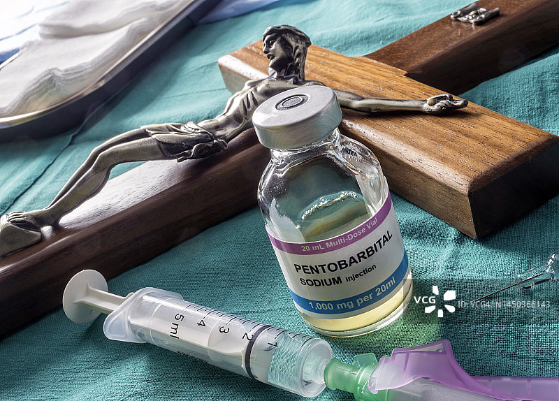 戊巴比妥镇静剂瓶与十字架图片素材