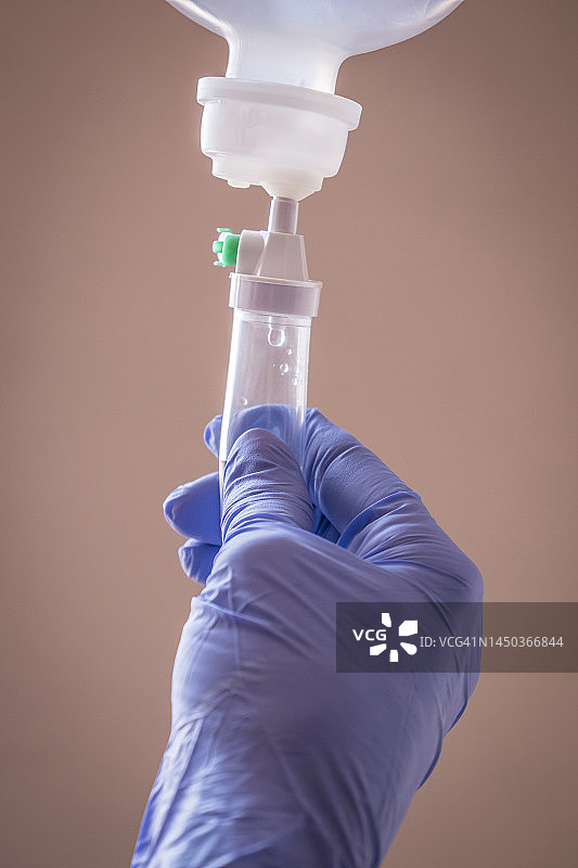 护士用滴管管理液体图片素材