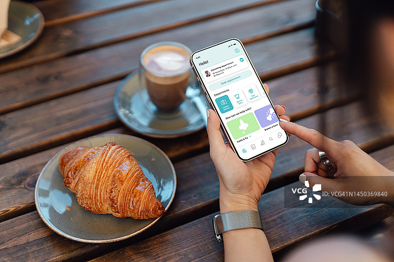 女子使用智能手机上的远程医疗App进行医疗咨询图片素材