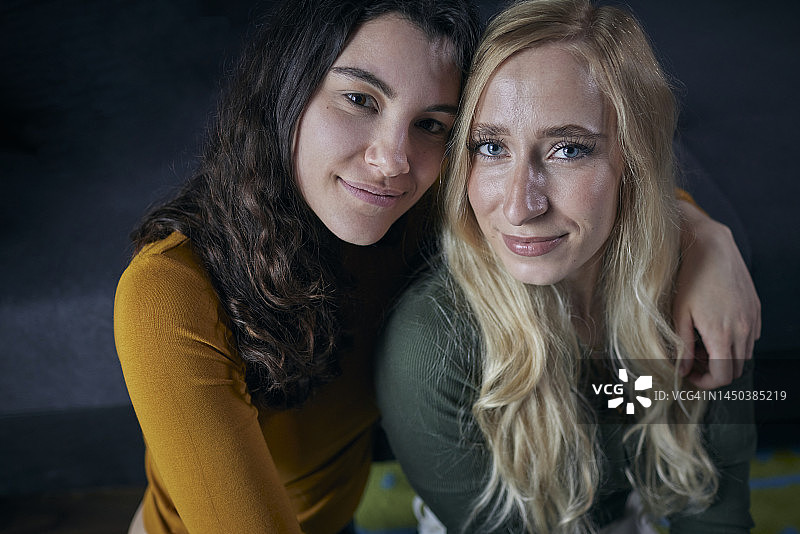 在家的两个微笑的年轻女人肖像图片素材