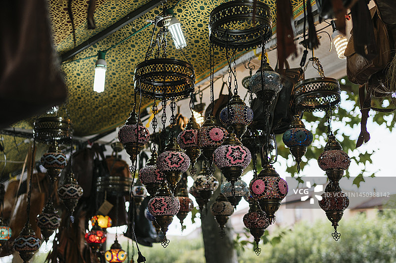艺术性的东方彩色玻璃吊灯或灯笼图片素材