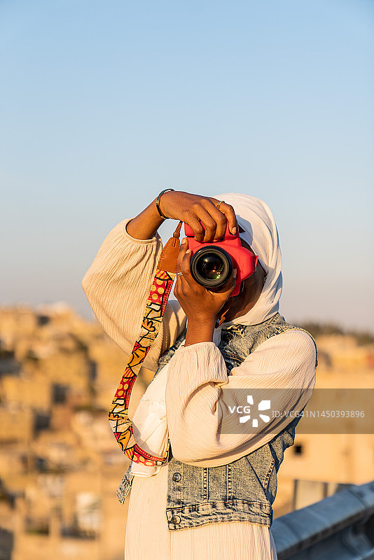 户外拍照的女人特写图片素材