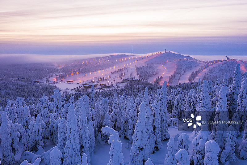 日落时分，芬兰冰雪覆盖的森林和滑雪区图片素材