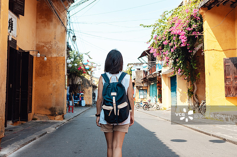 年轻亚洲女性背包客在越南旅行的背影图片素材