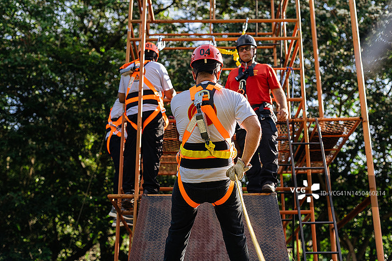 救援人员攀爬斜坡图片素材