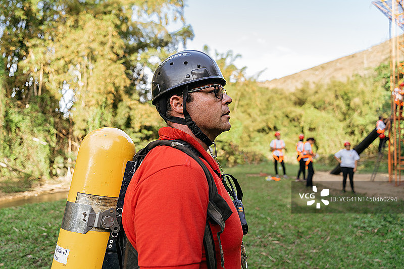 携带氧气瓶的教练图片素材