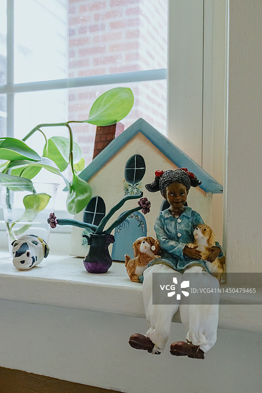 厨房窗台上的小装饰品图片素材