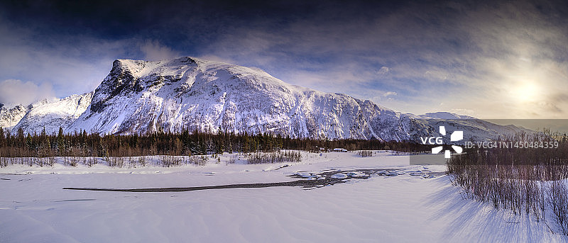 挪威北极地区的冬季雪景图片素材