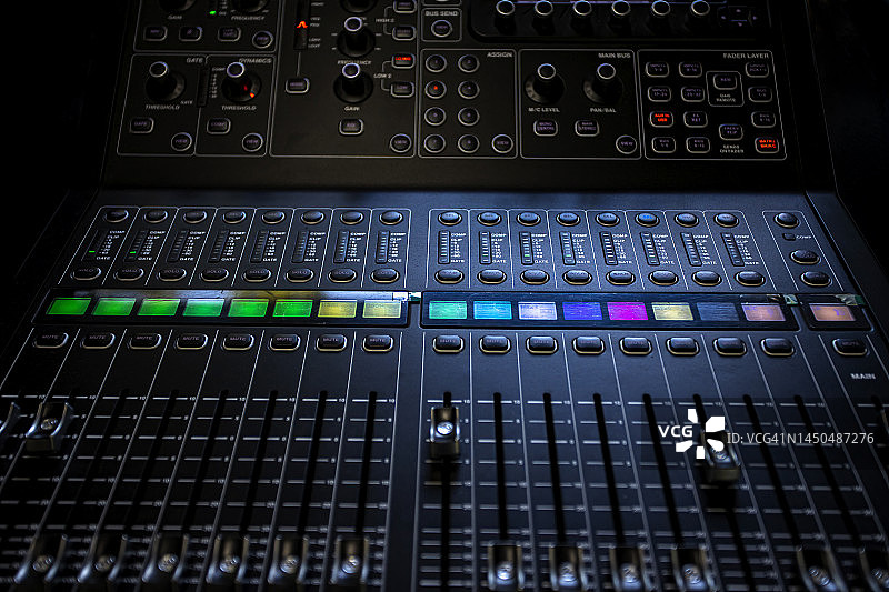 带控制面板的调音台特写图片素材