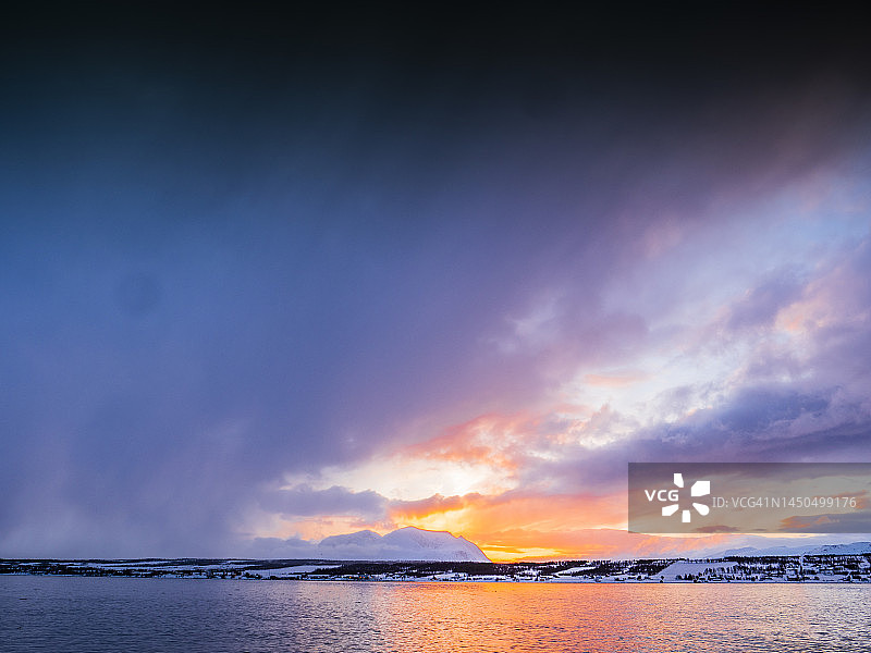 挪威北极圈Lyngen地区的冬季雪景图片素材