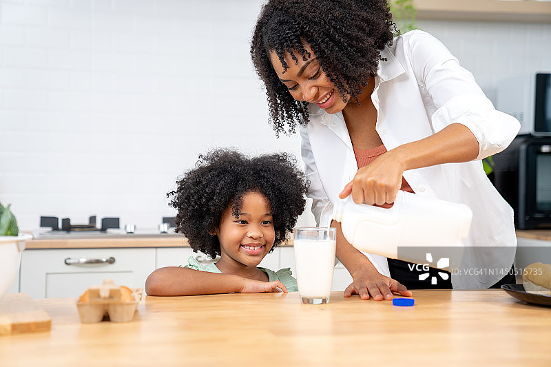 小吃时间。快乐的黑人母亲图片素材