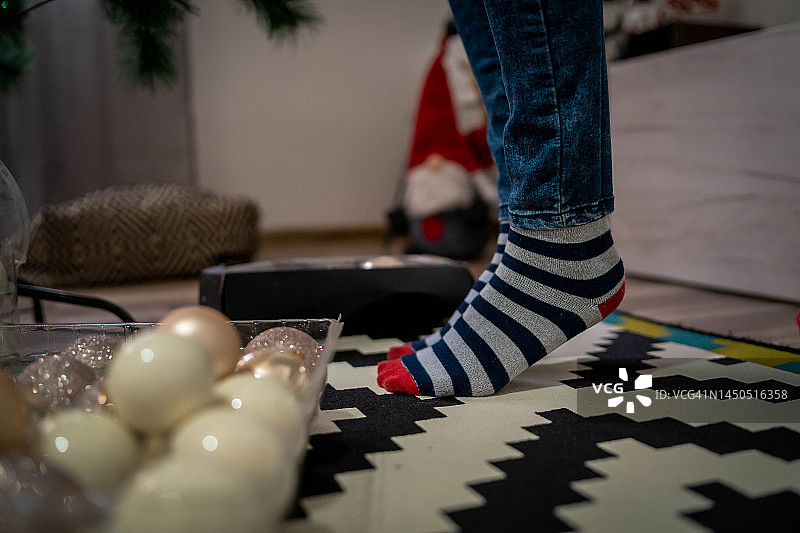 圣诞袜里的女孩脚趾图片素材