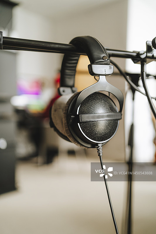 空旷录音棚中的黑色耳机图片素材