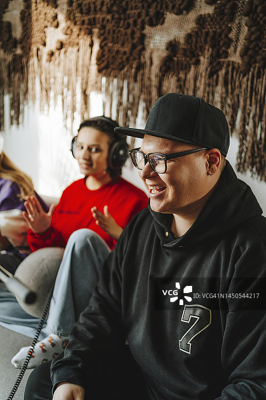 快乐的音乐家与同事在录音室图片素材