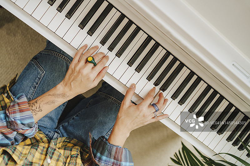 钢琴家在工作室练习钢琴的手图片素材