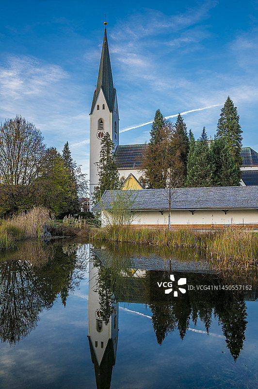 德国巴伐利亚州，奥伯斯多夫，圣约翰尼斯·浸信会教堂在湖中的倒影图片素材