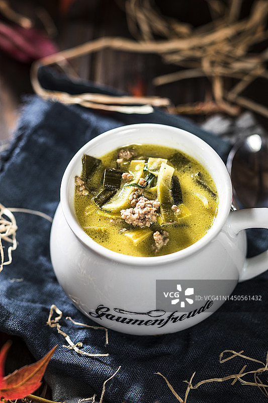 韭葱肉末奶酪汤罐图片素材