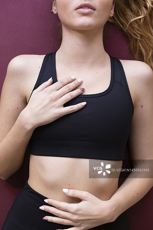 年轻女人在家里的运动垫上图片素材