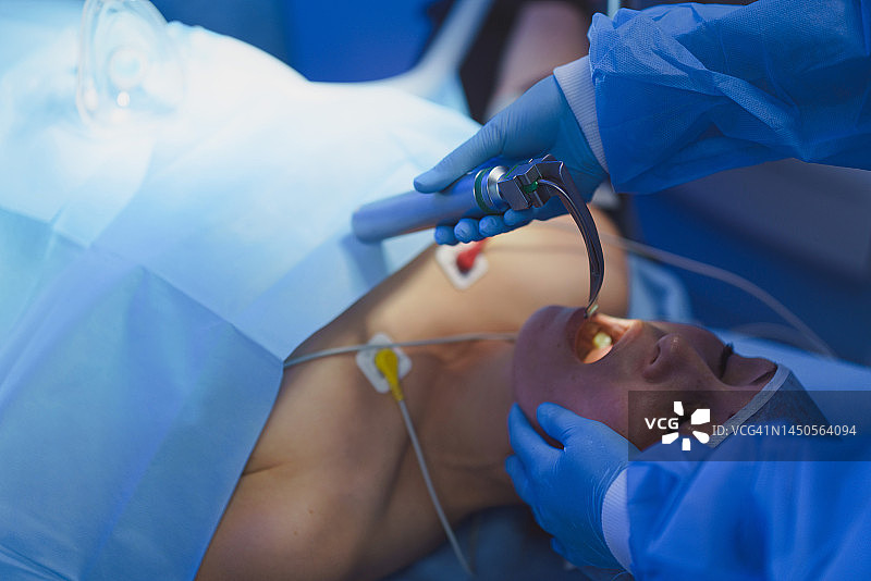 气管插管患者的特写图片素材