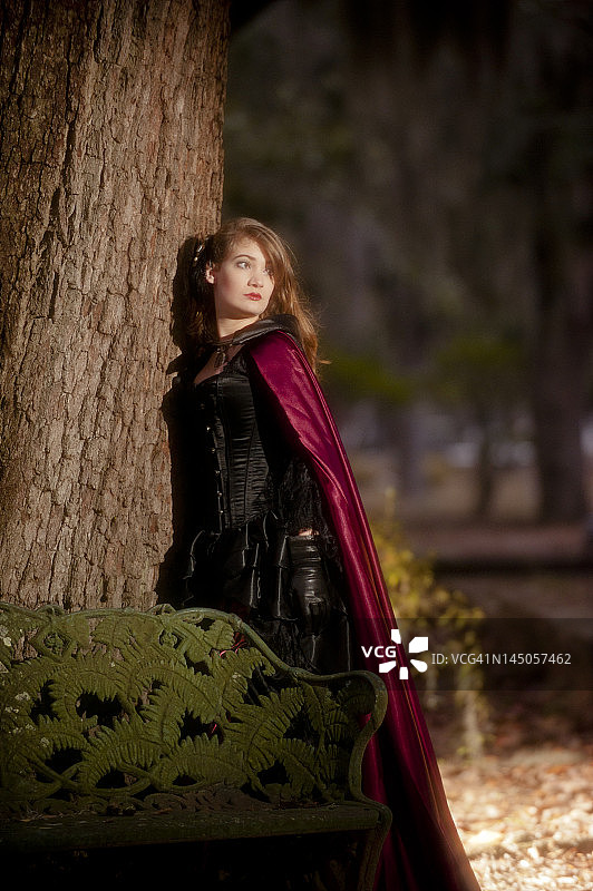 身着戏服的20岁棕发女子肖像图片素材