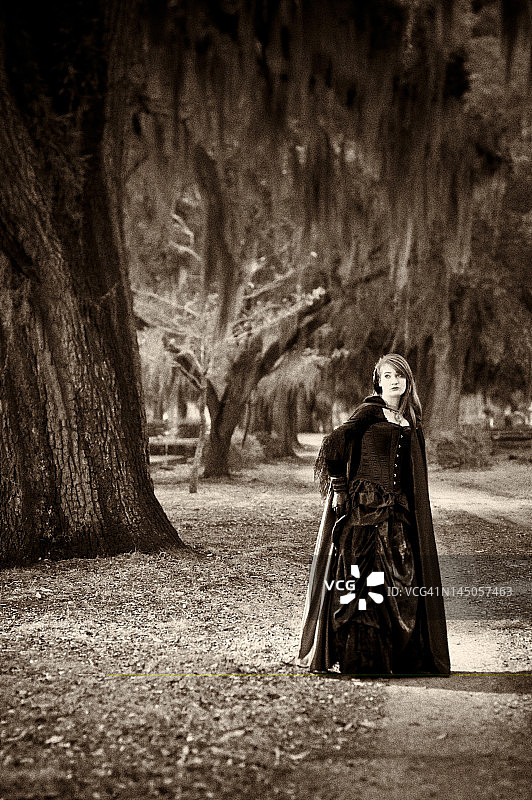 身着戏服的20岁棕发女子肖像图片素材