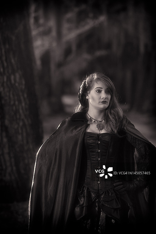 身着戏服的20岁棕发女子肖像图片素材