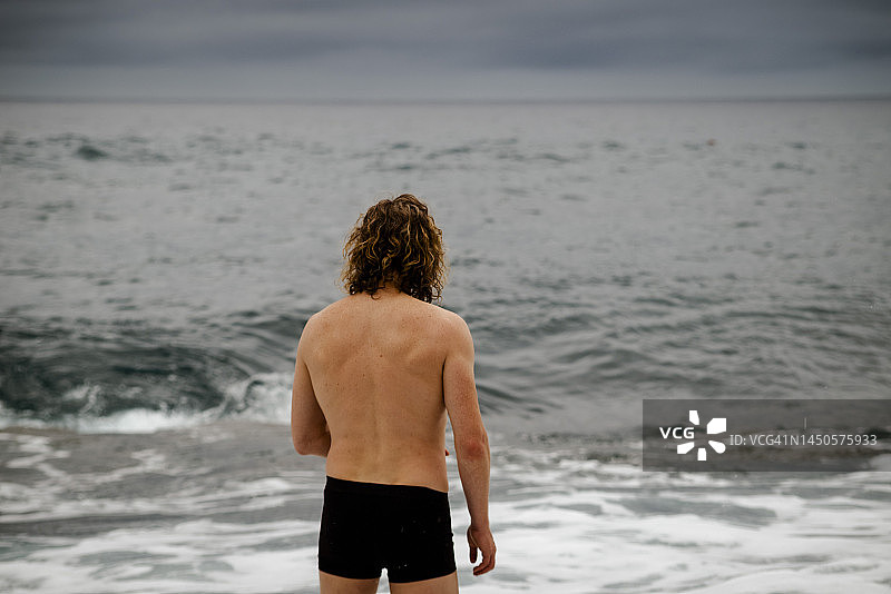 准备在在在大西洋游泳的男子图片素材