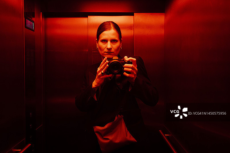 电梯镜子里的经典自拍图片素材