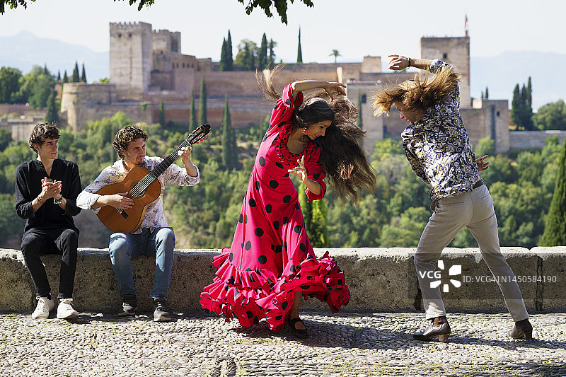 音乐家和舞者在西班牙格拉纳达阿尔罕布拉宫表演弗拉门戈图片素材