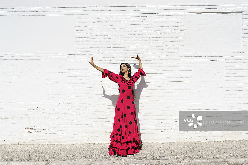 在白墙前表演的弗拉明戈舞者图片素材