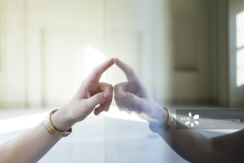 年轻女人触摸数字显示屏图片素材