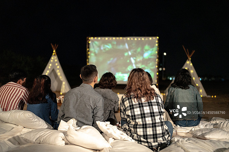 朋友们在户外看电影图片素材