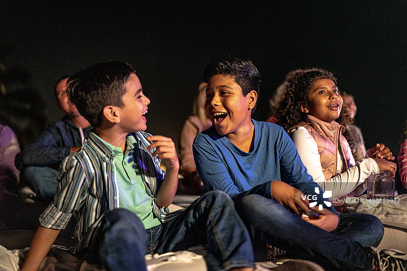 孩子们在户外电影院里谈笑图片素材