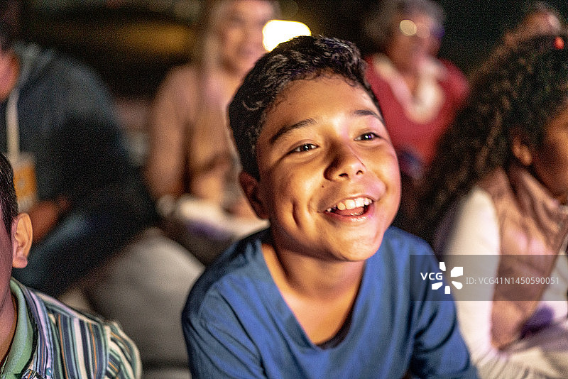 孩子在户外电影院看电影图片素材