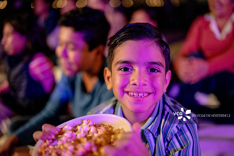 在户外电影院的男孩的画像图片素材
