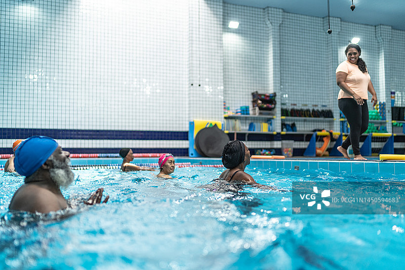 老年人在游泳池锻炼图片素材