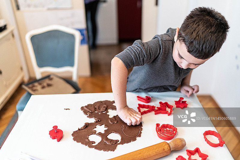 家庭在家制作圣诞饼干图片素材