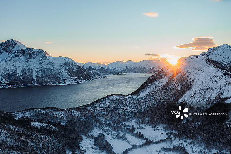 挪威峡湾雪山壮丽冬日日落鸟瞰图片素材