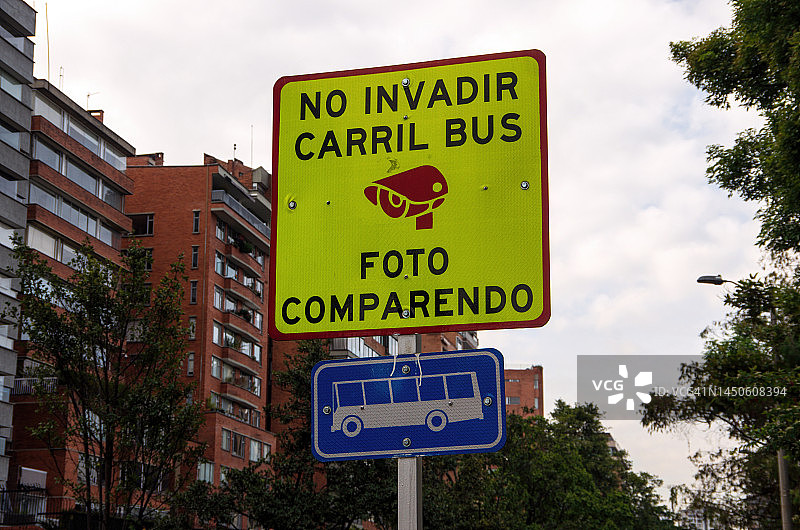 城市街道上的西班牙语标语：请勿占用公交车道，拍照取证图片素材